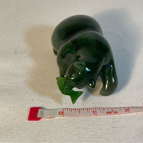 Canadian Nephrite Jade majestic Grizzly Bear with fish sculpture - Picture 14 of 17